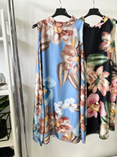Kép betöltése a galériamegjelenítőbe: 18823 VIRGINIA virágos szatėn ruha
