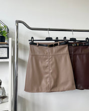 Kép betöltése a galériamegjelenítőbe: 005034 HENY műbőr szoknya
