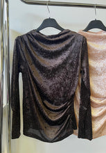 Kép betöltése a galériamegjelenítőbe: 37010 REA strasszköves húzott vállú felső
