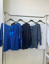 Kép betöltése a galériamegjelenítőbe: 1236 SZATĖN szalagos csillogós felső
