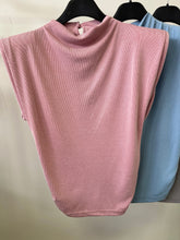 Kép betöltése a galériamegjelenítőbe: 36896 RIKKY oldalt húzott felső válltöméssel
