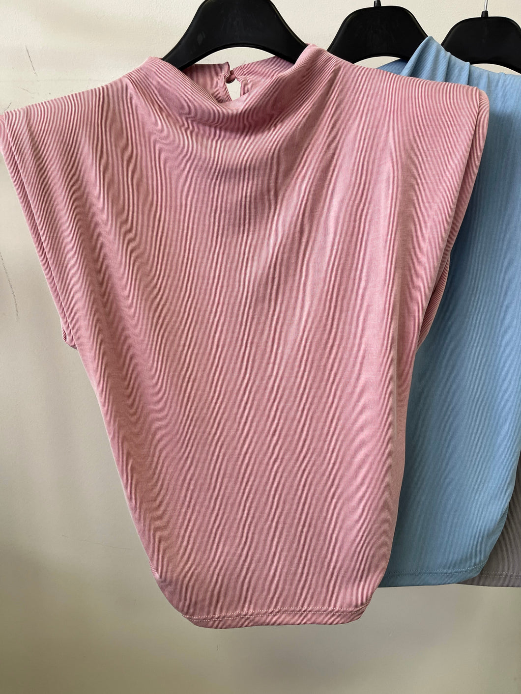 36896 RIKKY oldalt húzott felső válltöméssel