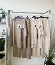 Kép betöltése a galériamegjelenítőbe: 6338-1052 LISSA szett virág dísszel
