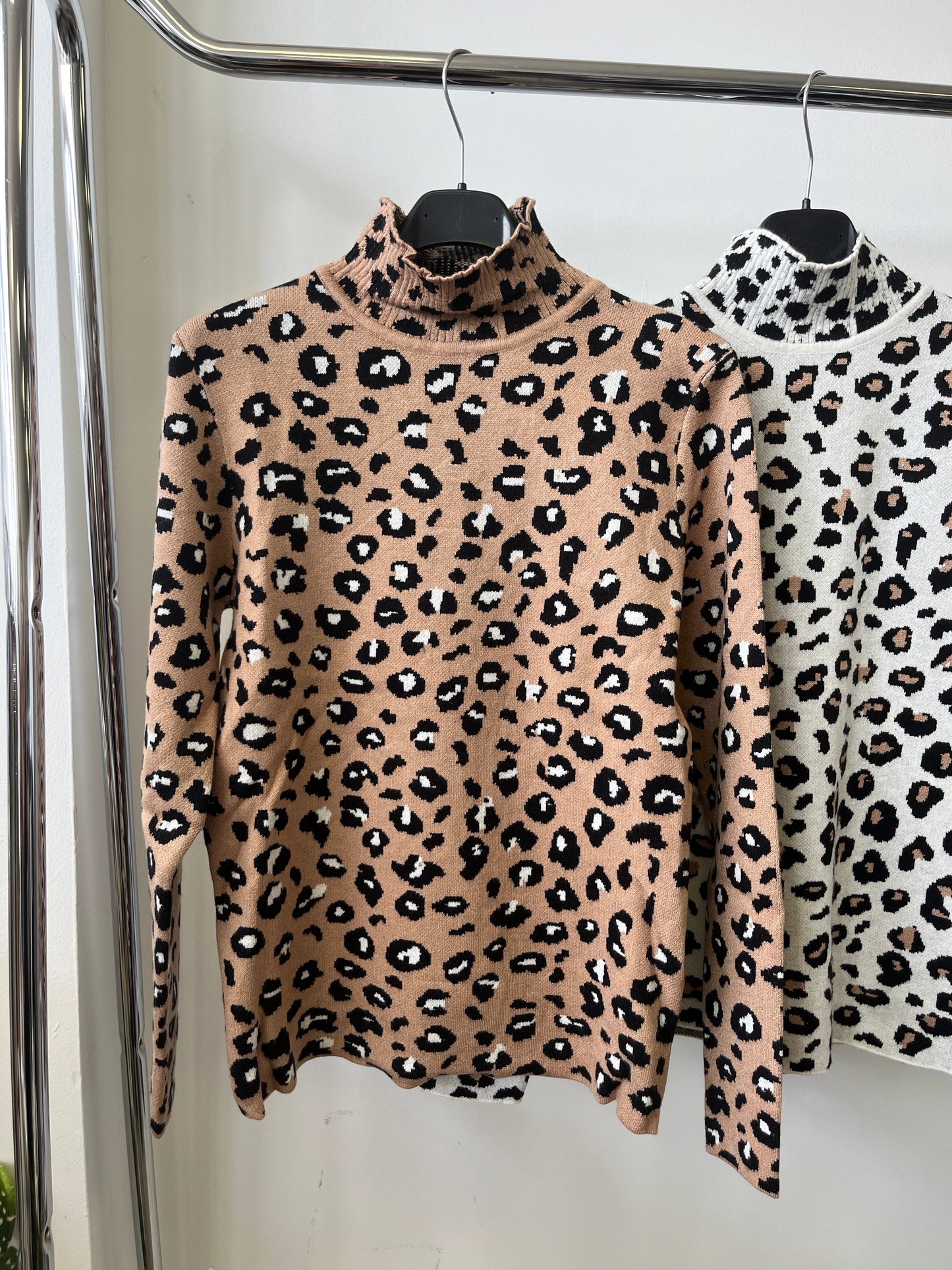 0102 ELZA ocelot mintás pulóver