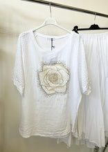 Kép betöltése a galériamegjelenítőbe: 75811 FLOWER lenvászon oversize horgolt ujjú felső
