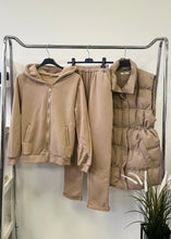 Kép betöltése a galériamegjelenítőbe: 288 Mellény+jogging szett
