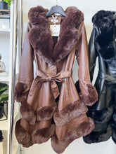 Kép betöltése a galériamegjelenítőbe: 22009 GINA  harang szoknyás műbőr szőrmés kabát
