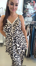 Kép betöltése a galériamegjelenítőbe: 75089 HENNA leopárd gombos szatén top
