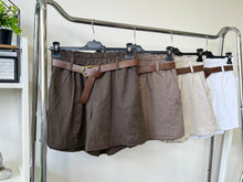 Kép betöltése a galériamegjelenítőbe: 7962 LINA gumis derekú vászon sort övvel
