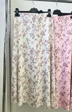 Kép betöltése a galériamegjelenítőbe: 6886 SPRING virágos szatén szoknya
