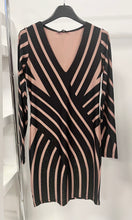 Kép betöltése a galériamegjelenítőbe: 19683 LANA strasszköves mintás v nyakú ruha
