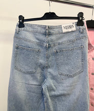 Kép betöltése a galériamegjelenítőbe: BQ2565 BARBIE strasszköves bőszárú farmer nadrág

