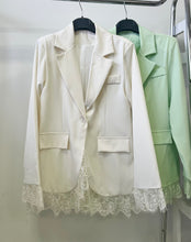 Kép betöltése a galériamegjelenítőbe: 45305 SASSY blézer csipke diszítéssel
