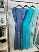 Kép betöltése a galériamegjelenítőbe: 57360 DORINA pliszírozott ruha
