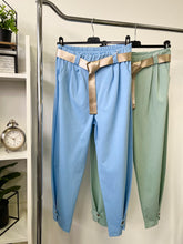 Kép betöltése a galériamegjelenítőbe: 7048/52693 HAILEY gombos szárú nadrág
