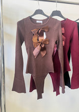 Kép betöltése a galériamegjelenítőbe: 9719 CLOE bordás body szatén levehető masni brossal
