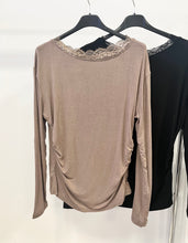 Kép betöltése a galériamegjelenítőbe: 65154 DETTY csipkés csónak nyakú felső
