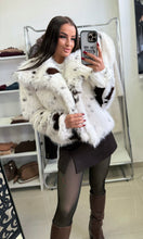Kép betöltése a galériamegjelenítőbe: 87026 BRIE fehér-barna foltos műszőr bunda
