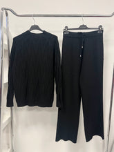 Kép betöltése a galériamegjelenítőbe: LOUISE kötött szett/jogging
