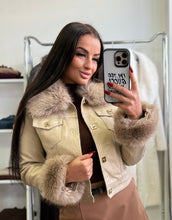 Kép betöltése a galériamegjelenítőbe: 5625 LOTTE szőrmés műbőr kabát
