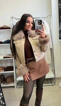 Kép betöltése a galériamegjelenítőbe: 5625 LOTTE szőrmés műbőr kabát
