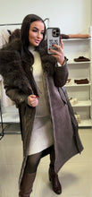 Kép betöltése a galériamegjelenítőbe: 8878 AMANDA műirha szőrme galléros kabát
