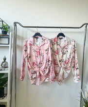 Kép betöltése a galériamegjelenítőbe: 7988 RÓZSÁS VIRÁGOS szatén blúz
