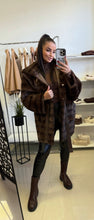 Kép betöltése a galériamegjelenítőbe: 8811-2 BARBARA nerc hatású csíkos műszőr kabát
