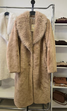 Kép betöltése a galériamegjelenítőbe: 230121 HELENA műszőrme bunda

