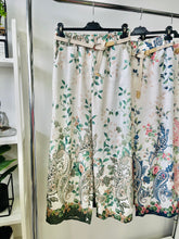 Kép betöltése a galériamegjelenítőbe: 13052 TRIANA levél mintás vászon nadrág
