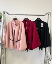 Kép betöltése a galériamegjelenítőbe: 2956 MARION öves poncsó
