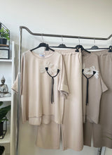 Kép betöltése a galériamegjelenítőbe: 6338-1052 LISSA szett virág dísszel
