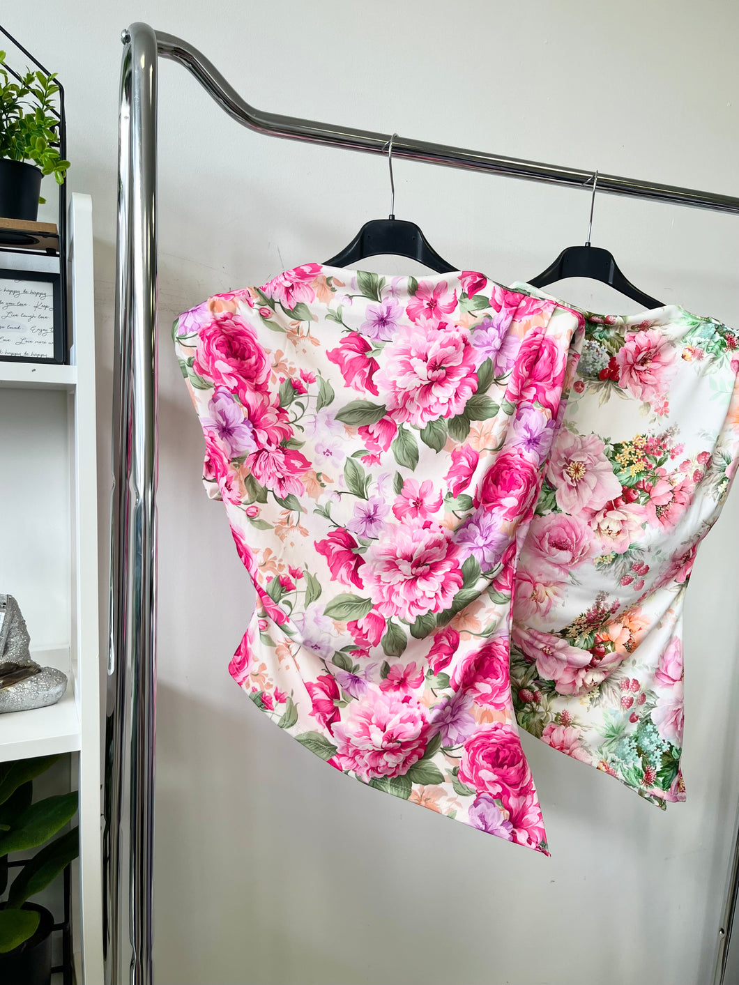 38411 VIRÁG mintás oldalt húzott felső válltömővel