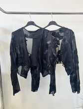 Kép betöltése a galériamegjelenítőbe: 43761 LETTI necc szatén virágos boleró
