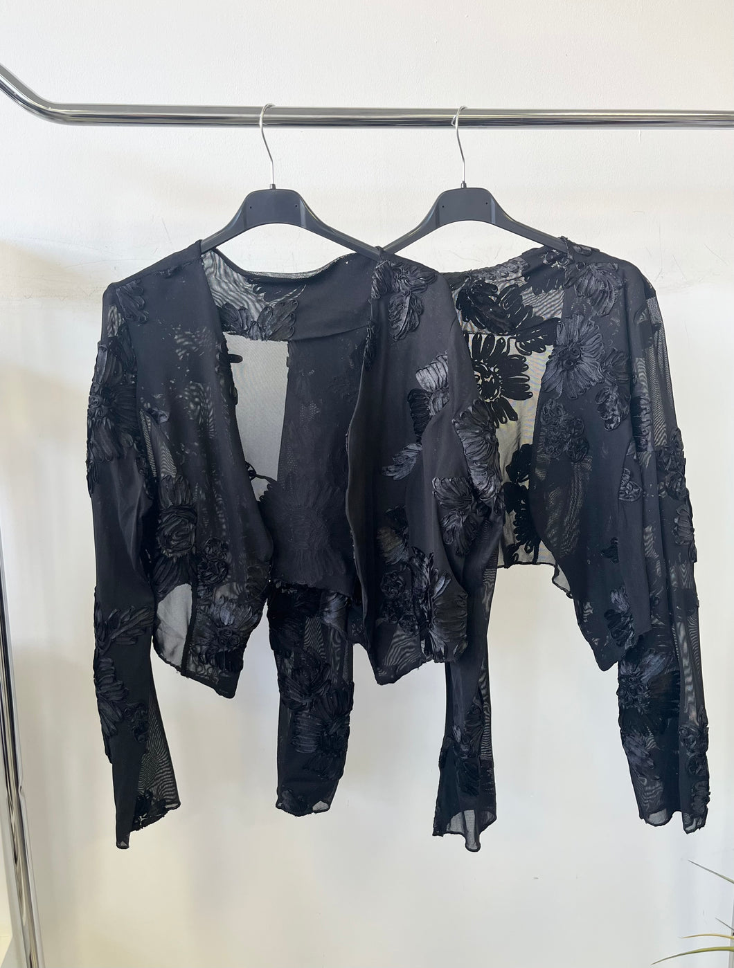 43761 LETTI necc szatén virágos boleró