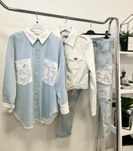 Kép betöltése a galériamegjelenítőbe: 5096 DANA csipke hátú farmer ing
