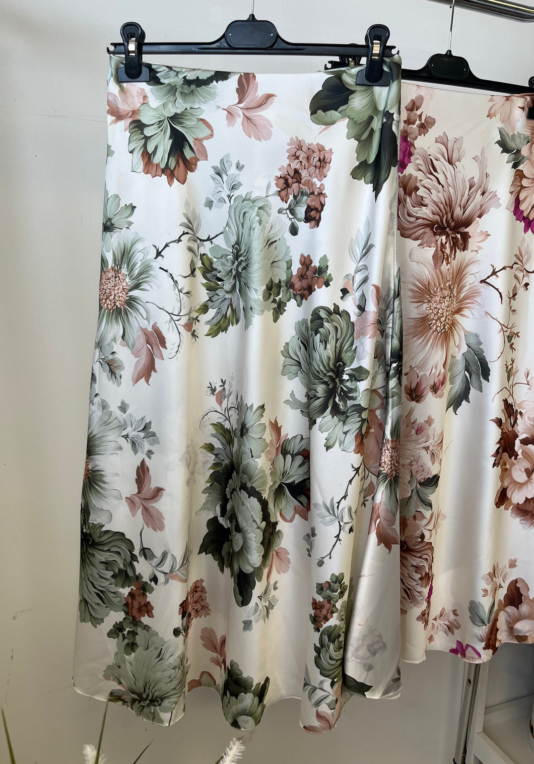 6886 DALMA virágos szatén midi szoknya