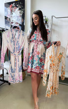 Kép betöltése a galériamegjelenítőbe: 3696 DORIS virágos vászon ruha
