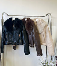 Kép betöltése a galériamegjelenítőbe: 5699 DORINA műszőrmés műbőr kabát
