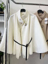 Kép betöltése a galériamegjelenítőbe: 2956 MARION öves poncsó
