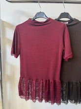 Kép betöltése a galériamegjelenítőbe: 60353 SYLVIA csipke aljú felső
