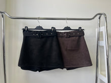 Kép betöltése a galériamegjelenítőbe: 43080 VENDY öves velúr hatású szoknya/sort
