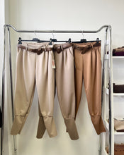 Kép betöltése a galériamegjelenítőbe: 21336 HELLA öves passzés nadrág
