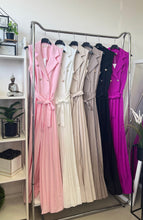 Kép betöltése a galériamegjelenítőbe: 90379 BLANCA gombos pliszírozott szárú overál
