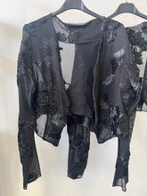 Kép betöltése a galériamegjelenítőbe: 43761 LETTI necc szatén virágos boleró
