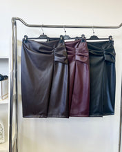 Kép betöltése a galériamegjelenítőbe: 5572 DORINA átlapolt műbőr midiszoknya
