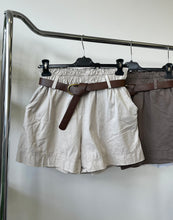 Kép betöltése a galériamegjelenítőbe: 7962 LINA gumis derekú vászon sort övvel
