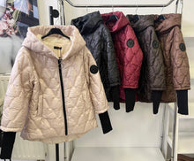 Kép betöltése a galériamegjelenítőbe: 88897 ZOÉ passzés ujjú steppelt kabát
