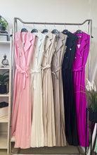 Kép betöltése a galériamegjelenítőbe: 90379 BLANCA gombos pliszírozott szárú overál
