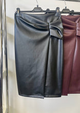 Kép betöltése a galériamegjelenítőbe: 5572 DORINA átlapolt műbőr midiszoknya
